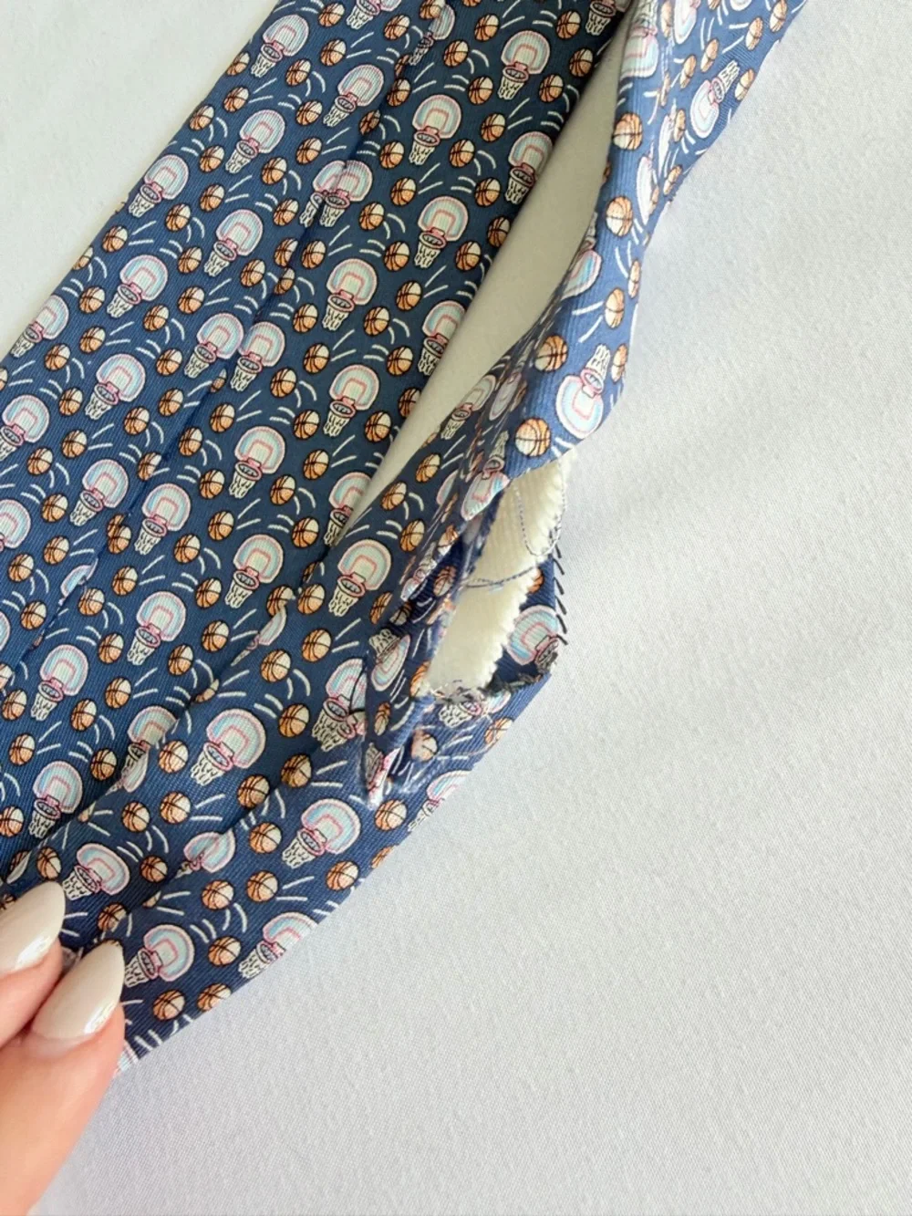 Vineyard Vines 100% Silk Basketball Hoop Sports Theme Navy Patterned Tie